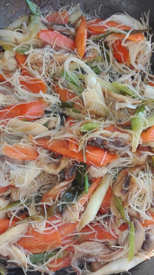 legume la tigaie cu taitei de orez